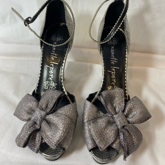 Nanette Lenore silver platform heels - Picture 1 of 5